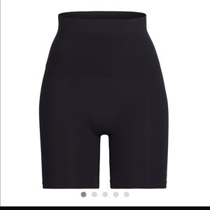 SKIMS Core control short mid thigh in Onyx. Size XXS/XS
